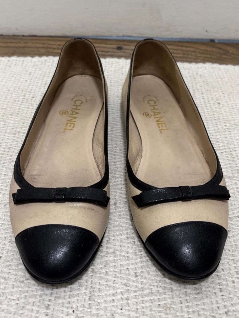 CHANEL LAMBSKIN LEATHER CAP TOE BALLET FLAT BLACK CAMEL SIZE 39 BOW CC LOGO 39